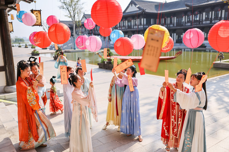 Los chinos disfrutan de la cultura tradicional de los Hanfu durante el Festival de Medio Otoño