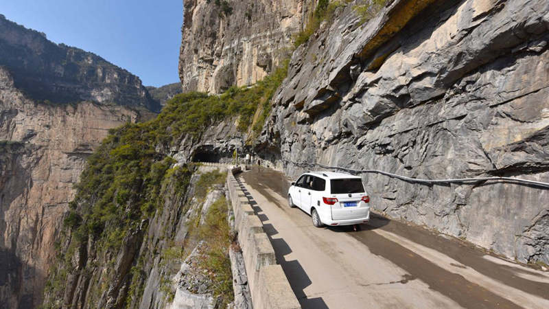Una vista de la carretera del acantilado a lo largo de la montaña Taihang en el condado Pingshun, provincia de Shanxi. [Foto de Guo Shihu/Para chinadaily.com.cn]