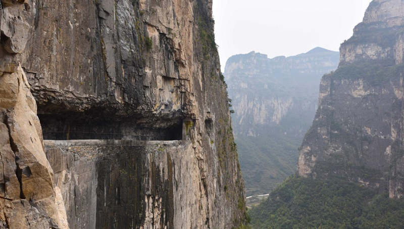 Una vista de la carretera del acantilado a lo largo de la montaña Taihang en el condado Pingshun, provincia de Shanxi. [Foto de Guo Shihu/Para chinadaily.com.cn]