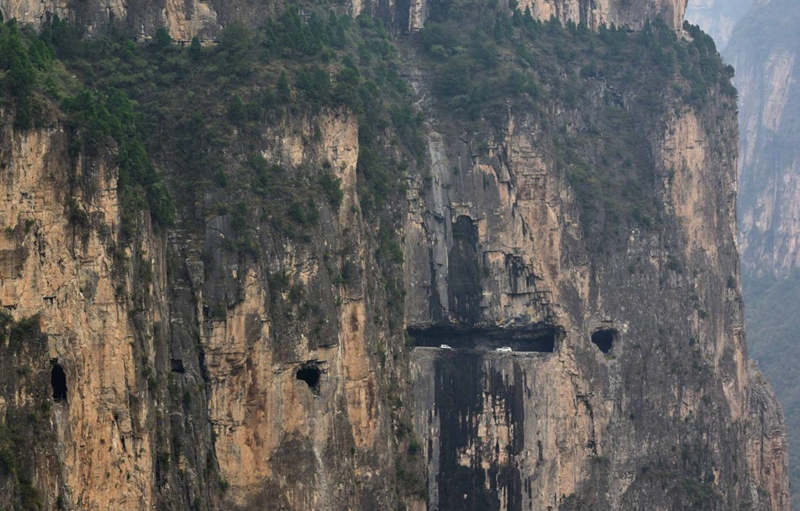 Una vista de la carretera del acantilado a lo largo de la montaña Taihang en el condado Pingshun, provincia de Shanxi. [Foto de Guo Shihu/Para chinadaily.com.cn]