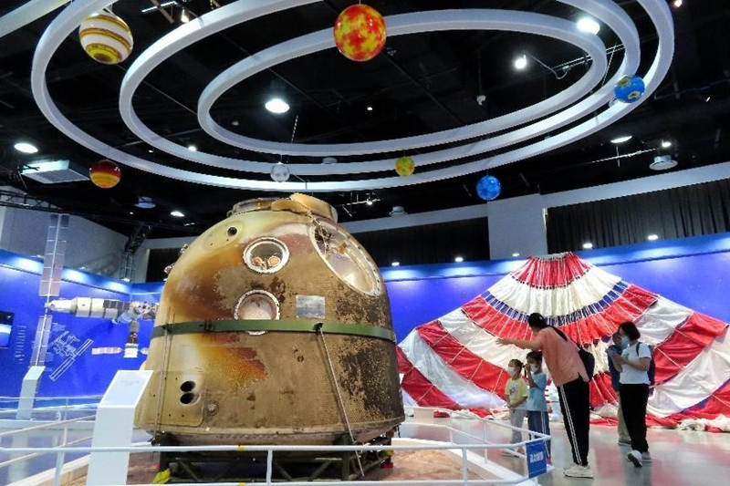 La cápsula de retorno de la nave espacial tripulada Shenzhou-13 se exhibe en el Carnaval de Ciencias de Beijing que marca el Día Nacional de Popularización de la Ciencia, 16 de septiembre del 2022. (Foto: He Luqi/Pueblo en Línea)