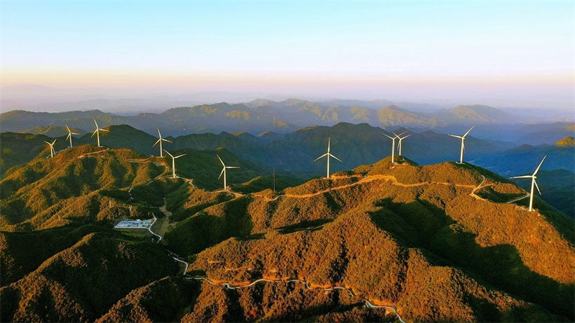 La foto tomada en noviembre de 2021 muestra turbinas eólicas en la cresta de una montaña en el condado Huichang, Ganzhou, provincia de Jiangxi, en el este de China, noviembre de 2021. (Pueblo en Línea/Zhu Haipeng)