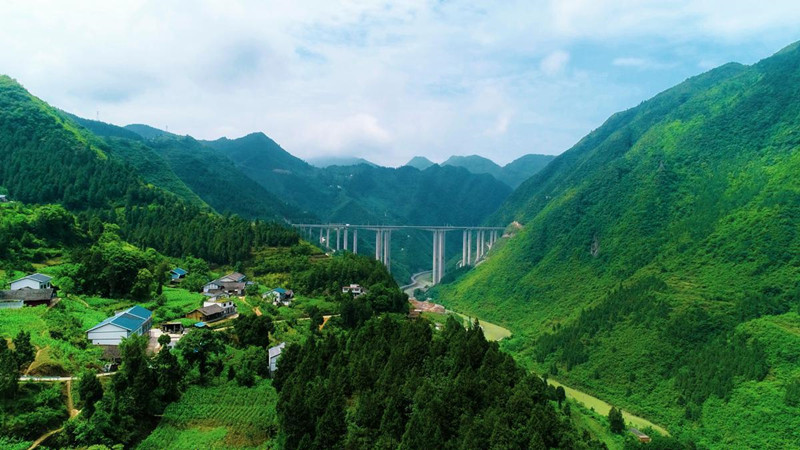 Zhengxi Expressway, con una longitud total de 130,36 kilómetros, se encuentra en la ciudad de Zunyi, provincia de Guizhou. [Foto: proporcionada a chinadaily.com.cn]