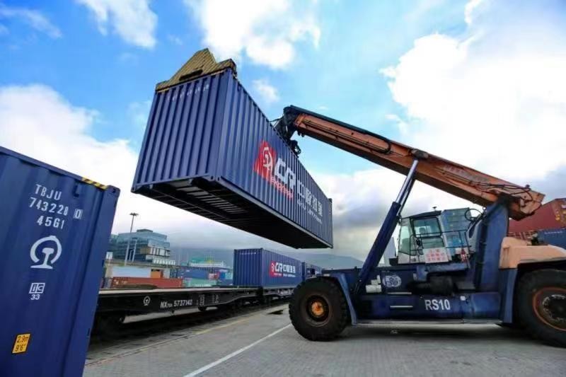 El tren número 600 del año se dirige a Europa desde el sur de China