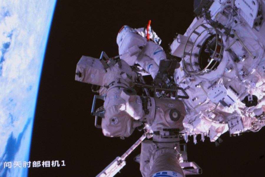 Astronautas de Shenzhou-14 completan 5 horas y media de caminata espacial