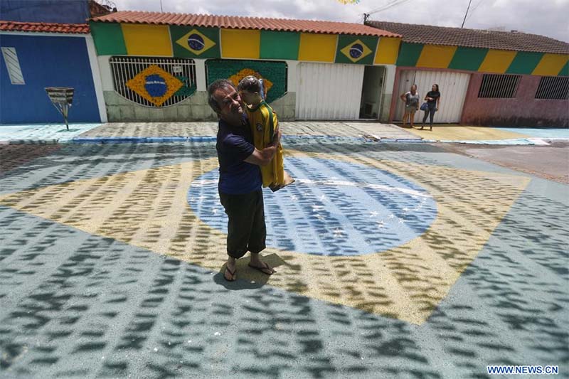 n hombre sostiene un muñeco que porta la camiseta de la selección nacional de fútbol de Brasil en una calle decorada con motivo de la participación de la selección brasileña en la Copa Mundial de la FIFA Qatar 2022, en Brasilia, Brasil, el 16 de noviembre de 2022. (Xinhua/Lucio Tavora) 