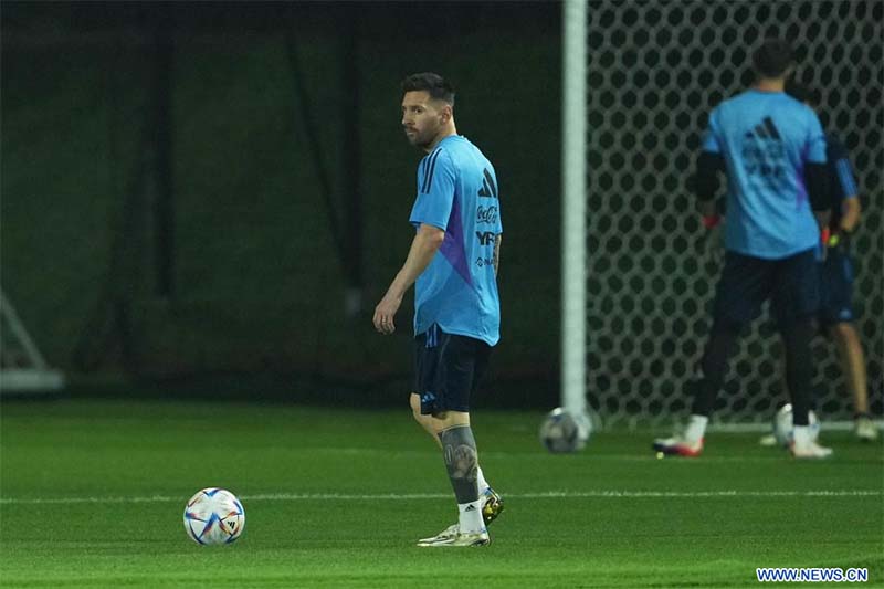 El jugador Lionel Messi, de Argentina, asiste a una sesión de entrenamiento previo a la Copa Mundial de la FIFA Qatar 2022, en Doha, Qatar, el 19 de noviembre de 2022. (Xinhua/Zheng Huansong)