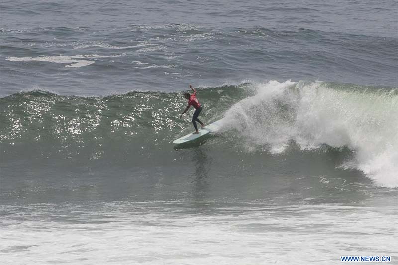 El surfista Tony Silvagni, de Estados Unidos, participa en el campeonato Punta Rocas Open Pro de la World Surf League en el Centro de Alto Rendimiento en Punta Rocas, en el sur de Lima, Perú, el 20 de noviembre de 2022. (Xinhua/Mariana Bazo)