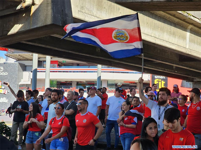Aficionados en San José festejan la victoria en el partido correspondiente al Grupo E entre Japón y Costa Rica