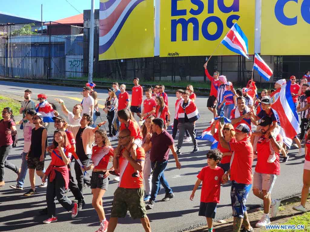 Aficionados en San José festejan la victoria en el partido correspondiente al Grupo E entre Japón y Costa Rica