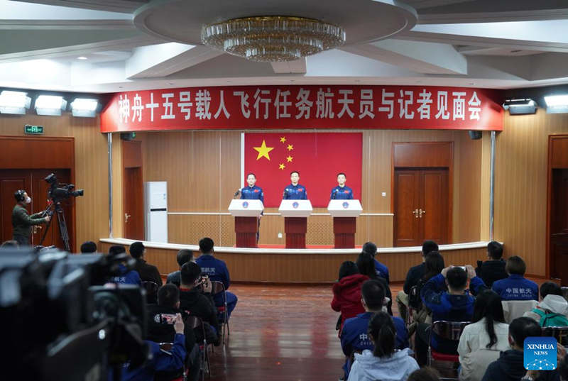 Taikonautas de misión china de Shenzhou-15 se reúnen con la prensa