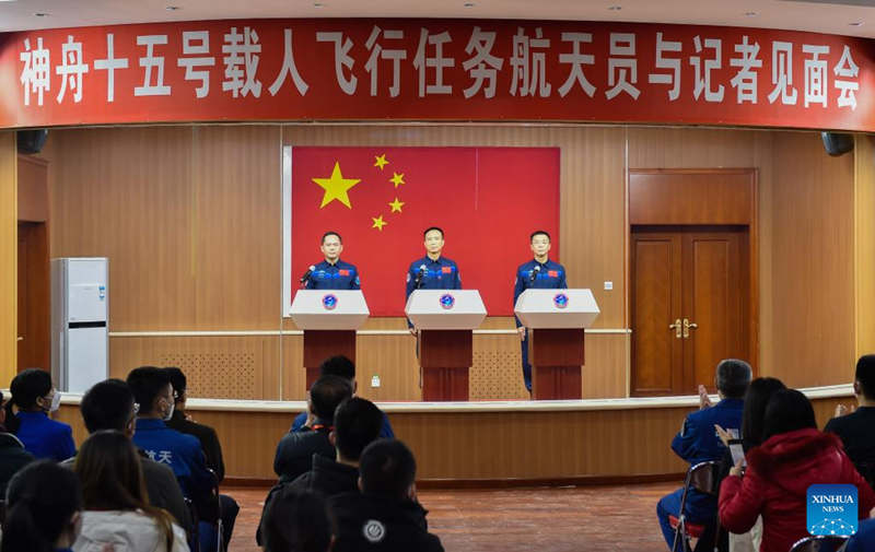 Taikonautas de misión china de Shenzhou-15 se reúnen con la prensa
