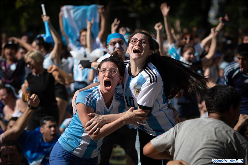 Aficionados observan transmisión en vivo del partido entre Argentina y Australia en Buenos Aires