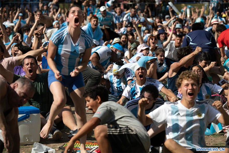 Aficionados observan transmisión en vivo del partido entre Argentina y Australia en Buenos Aires