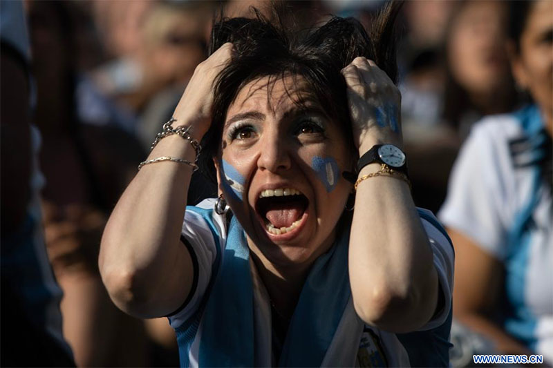 Aficionados observan transmisión en vivo del partido entre Argentina y Australia en Buenos Aires