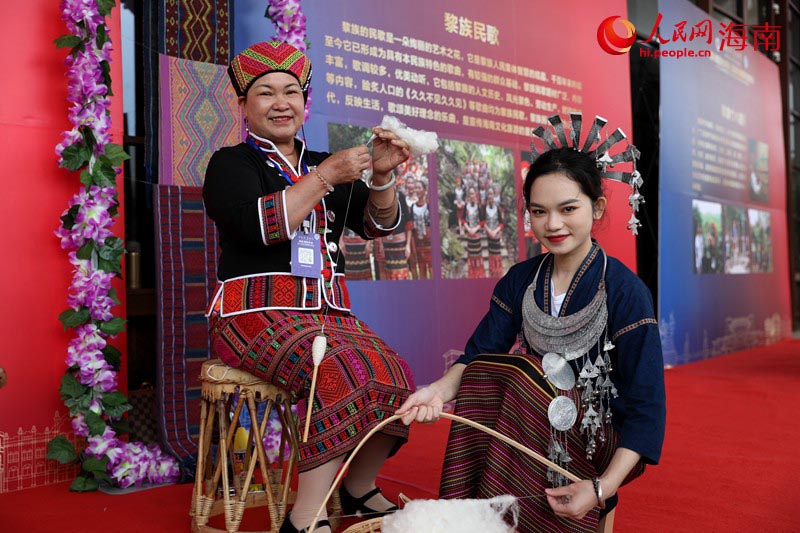 La profunda cultura tradicional de Hainan impresiona al público en una convención internacional