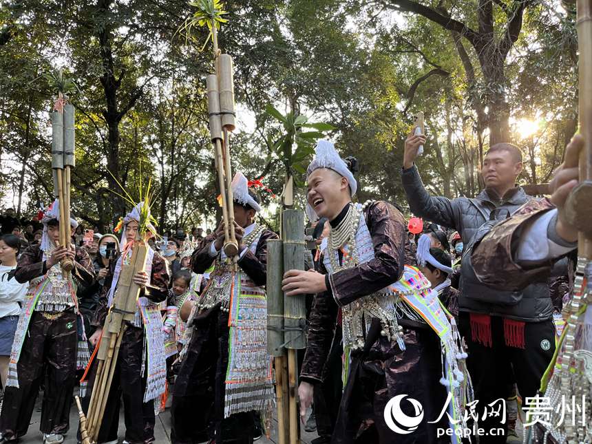 Grupo étnico Miao celebra el tradicional Festival Lusheng en Guizhou