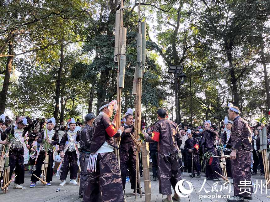 Grupo étnico Miao celebra el tradicional Festival Lusheng en Guizhou