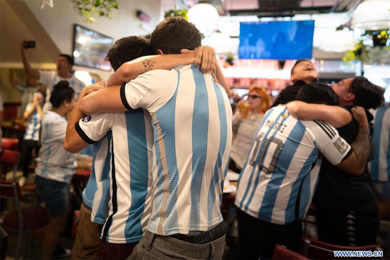 Aficionados observan transmisión en vivo del partido correspondiente a la final entre Argentina y Francia en Buenos Aire