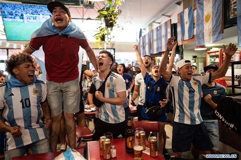 Aficionados observan transmisión en vivo del partido correspondiente a la final entre Argentina y Francia en Buenos Aire