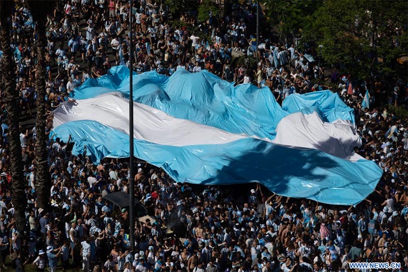 Aficionados celebran el triunfo de Argentina en el partido correspondiente a la final en la Copa Mundial de la FIFA 2022, en una avenida de la ciudad de Buenos Aires, Argentina, el 18 de diciembre de 2022. (Xinhua/Martín Zabala)