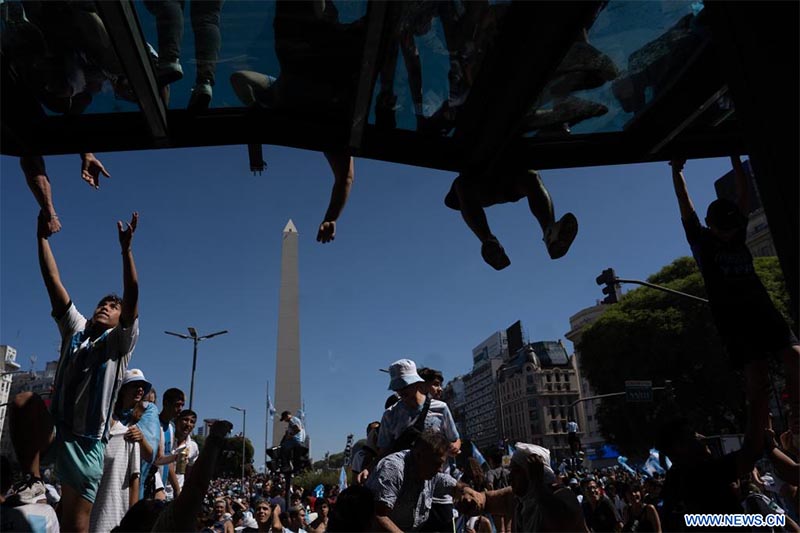 Aficionados celebran el triunfo de Argentina en el partido correspondiente a la final en la Copa Mundial de la FIFA 2022, en una avenida de la ciudad de Buenos Aires, Argentina, el 18 de diciembre de 2022. (Xinhua/Martín Zabala)