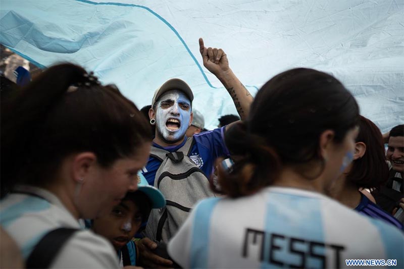 Aficionados celebran el triunfo de Argentina en el partido correspondiente a la final en la Copa Mundial de la FIFA 2022, en una avenida de la ciudad de Buenos Aires, Argentina, el 18 de diciembre de 2022. (Xinhua/Martín Zabala)