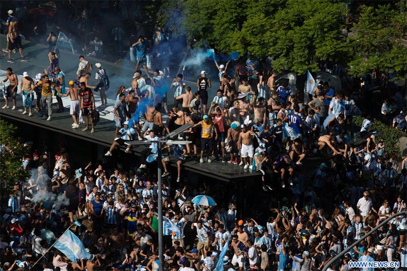 Aficionados celebran el triunfo de Argentina en el partido correspondiente a la final en la Copa Mundial de la FIFA 2022, en una avenida de la ciudad de Buenos Aires, Argentina, el 18 de diciembre de 2022. (Xinhua/Martín Zabala)