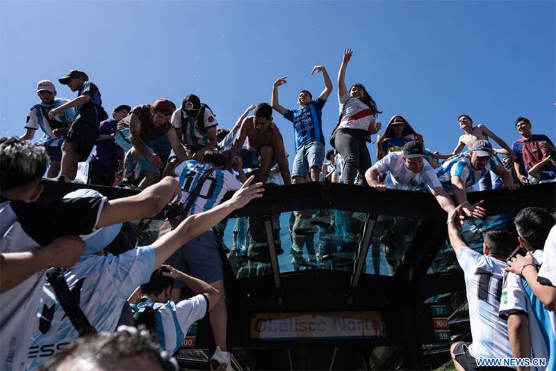 Aficionados celebran el triunfo de Argentina en el partido correspondiente a la final en la Copa Mundial de la FIFA 2022, en una avenida de la ciudad de Buenos Aires, Argentina, el 18 de diciembre de 2022. (Xinhua/Martín Zabala)