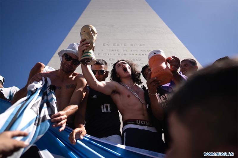 Aficionados celebran el triunfo de Argentina en el partido correspondiente a la final en la Copa Mundial de la FIFA 2022, en una avenida de la ciudad de Buenos Aires, Argentina, el 18 de diciembre de 2022. (Xinhua/Martín Zabala)