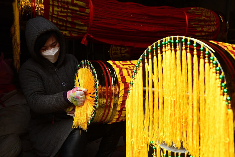 Una trabajadora fabrica faroles en la aldea Tuntou del distrito Gaocheng, en Shijiazhuang, provincia de Hebei. [Foto: Chen Qibao/ China Daily]