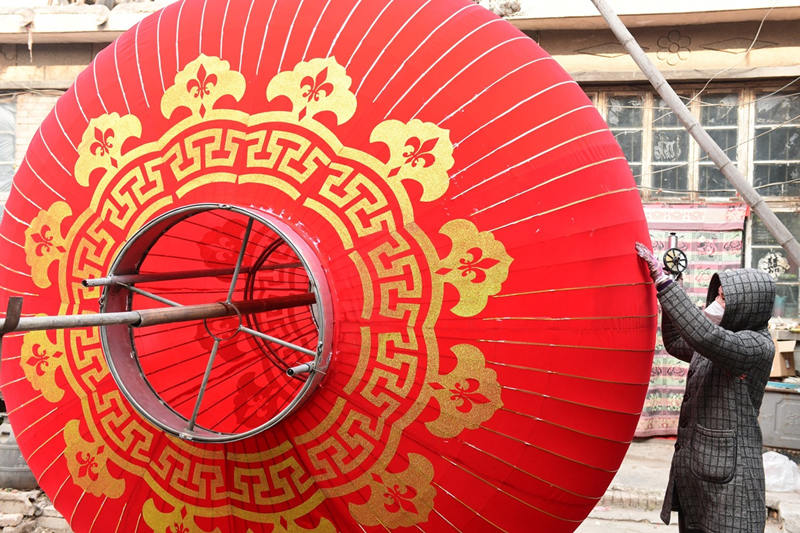 Una trabajadora fabrica faroles en la aldea Tuntou del distrito Gaocheng, en Shijiazhuang, provincia de Hebei. [Foto: Chen Qibao/ China Daily]