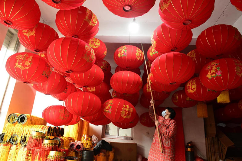 Una trabajadora fabrica faroles en la aldea Tuntou del distrito Gaocheng, en Shijiazhuang, provincia de Hebei. [Foto: Chen Qibao/ China Daily]