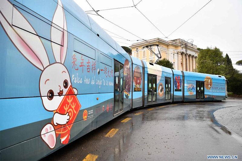 Tranvía decorado con pinturas con temática del Año Nuevo Lunar chino del Conejo en Roma, Italia