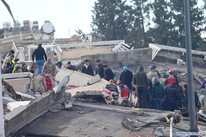 KAHRAMANMARAS, 7 febrero, 2023 (Xinhua) -- Personas buscan sobrevivientes entre los escombros de un edificio destruido en un potente terremoto, en Kahramanmaras, Turquía, el 7 de febrero de 2023. (Xinhua/Mustafa Kaya) 