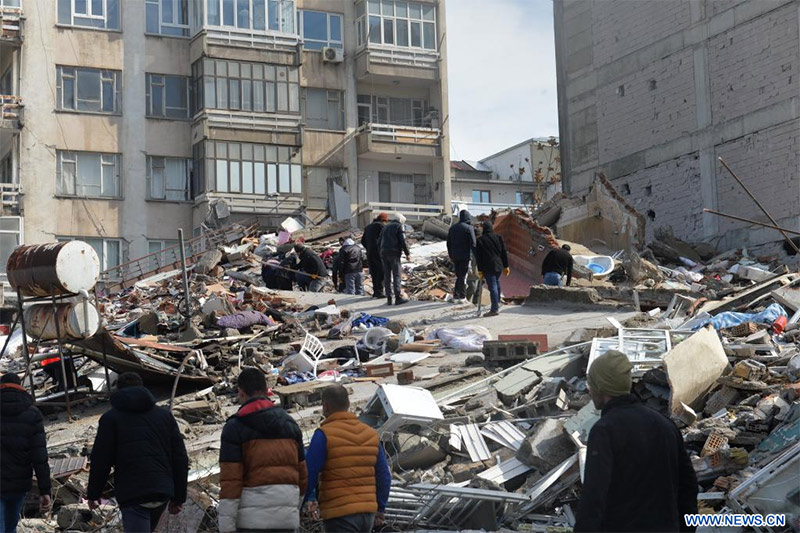 KAHRAMANMARAS, 7 febrero, 2023 (Xinhua) -- Personas se reúnen entre los escombros de un edificio destruido en un potente terremoto, en Kahramanmaras, Turquía, el 7 de febrero de 2023.(Xinhua/Mustafa Kaya)