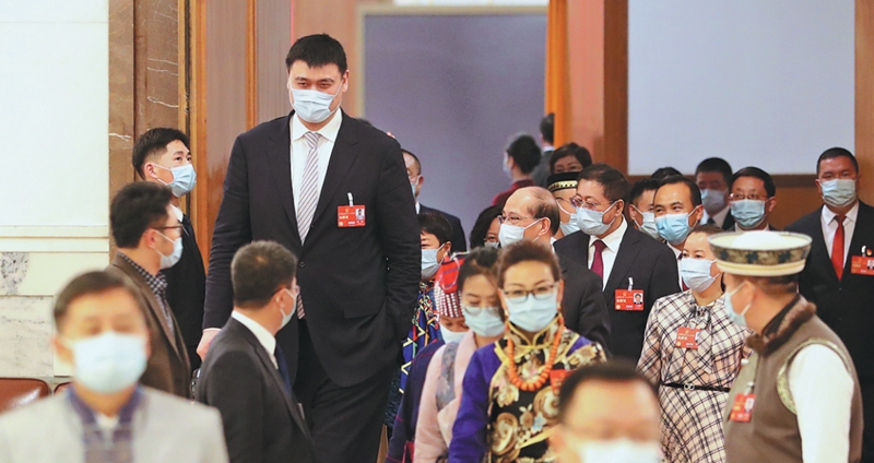 La leyenda del baloncesto Yao Ming, diputado de la Asamblea Popular Nacional, pasa por delante de otros asistentes para asistir a la sesión anual de la máxima legislatura en Beijing. ZOU HONG/CHINA DAILY