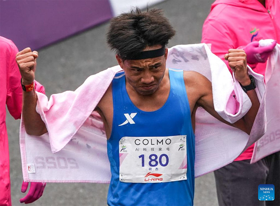 El segundo clasificado, He Jie, de China, celebra después de la competición masculina en el Maratón de Wuxi 2023, en Wuxi, provincia de Jiangsu, en el este de China, el 19 de marzo de 2023. (Xinhua/Yang Lei)