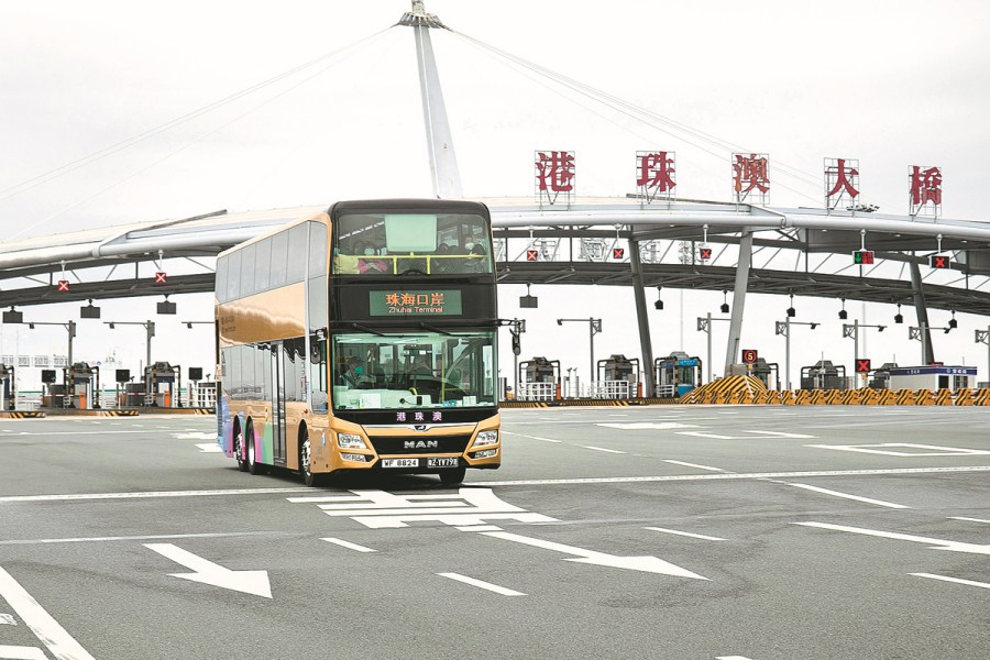 Aumenta el flujo de automóviles a través del puente Hong Kong-Zhuhai-Macao
