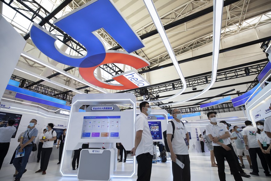 Visitantes recorren el espacio de exhibición de China Telecom en la Convención Mundial 5G 2022 en Harbin, capital de la provincia nororiental china de Heilongjiang, el 10 de agosto de 2022. (Xinhua/Zhang Tao)