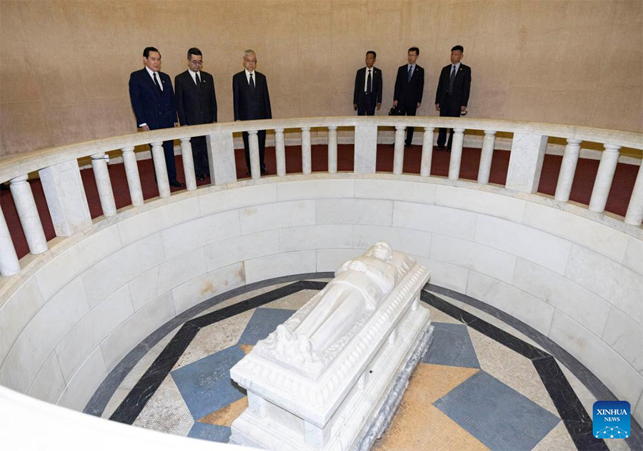 Exlíder de Taiwan Ma Ying-jeou visita mausoleo de Sun Yat-sen en Nanjing