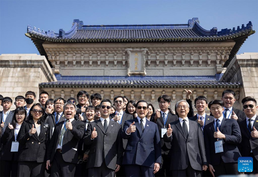 Exlíder de Taiwan Ma Ying-jeou visita mausoleo de Sun Yat-sen en Nanjing