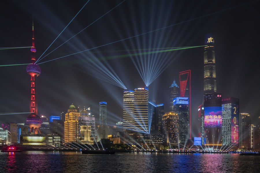 Imagen del 2 de enero de 2021 del espectáculo de luces, en el área de Lujiazui, en Shanghai, en el este de China. (Xinhua/Wang Xiang)