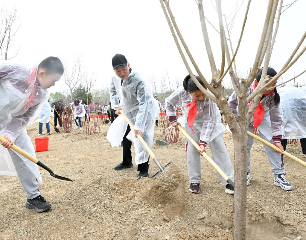 Xi planta árboles en Beijing y pide más esfuerzos de forestación para desarrollo verde y construcción de China hermosa