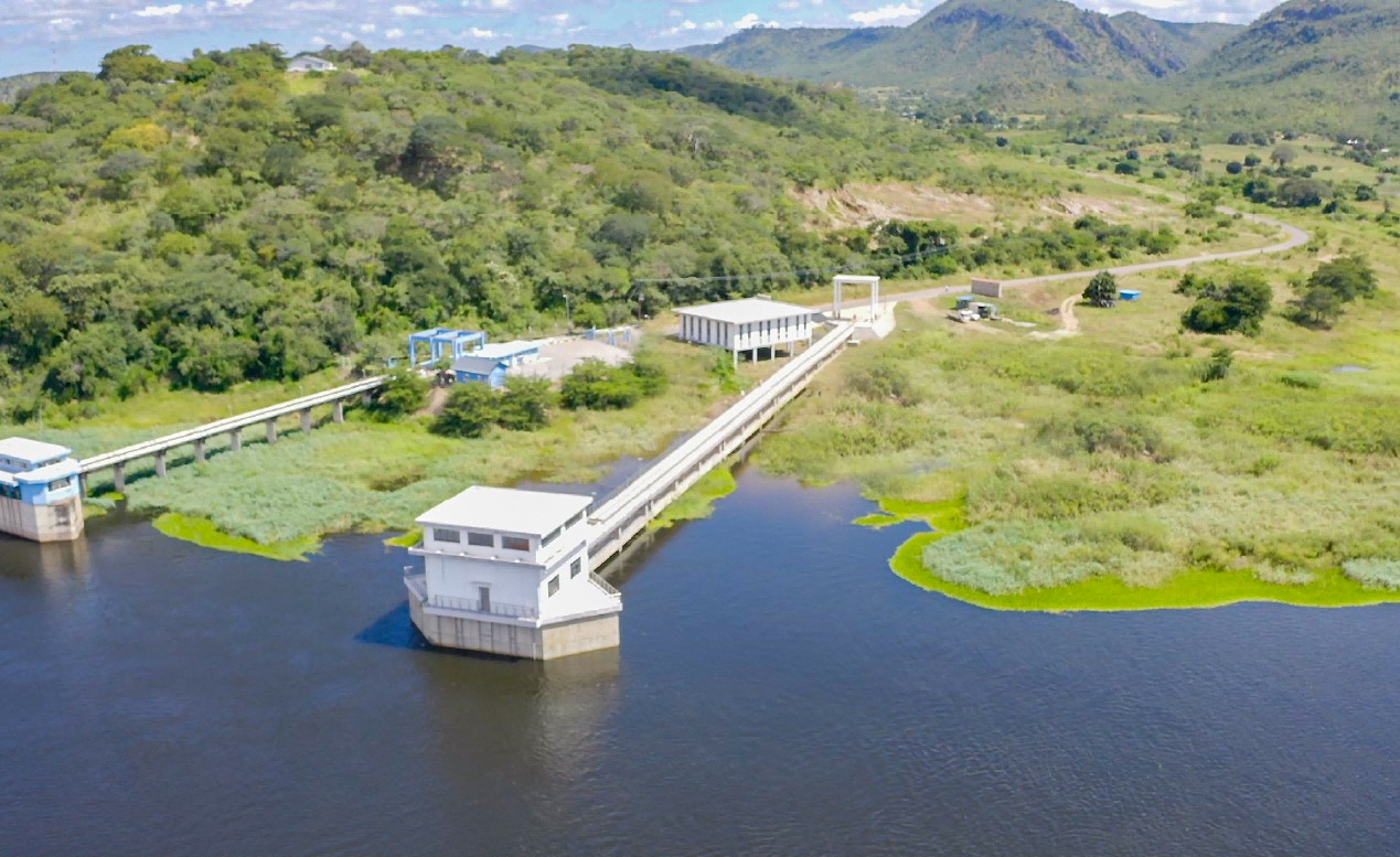 Proyecto de suministro de agua ejecutado por una empresa china en el río Kafue en Lusaka, la capital de Zambia. (Foto: cortesía de China Civil Engineering Group)