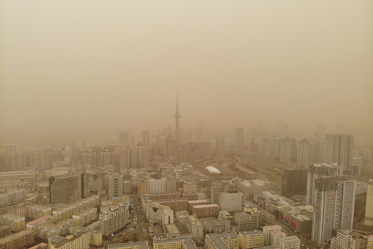 China renueva alerta azul para tormentas de arena