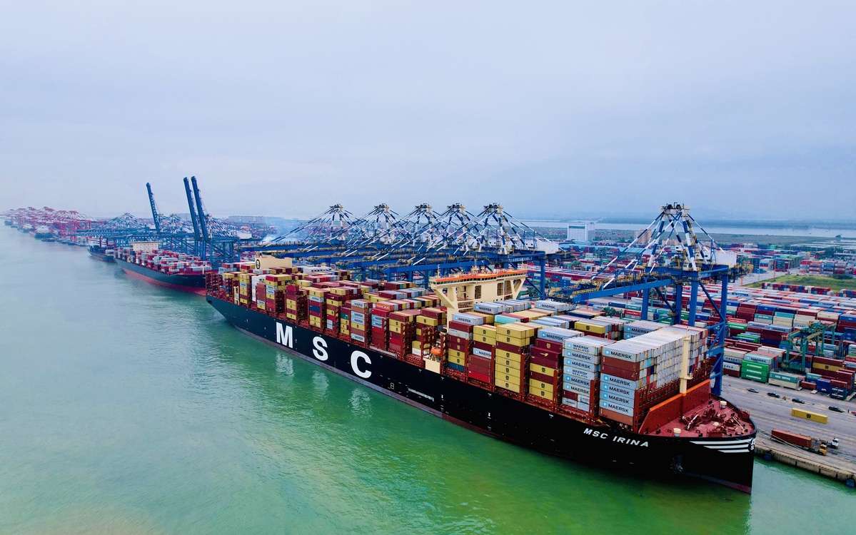 El buque portacontenedores más grande del mundo, el MSC Irina, con una capacidad máxima de contenedores de 24.346 TEU, atracó en el puerto de Nansha en Guangzhou, provincia de Guangdong, 11 de abril del 2023. [Foto: Li Qijun/ China Daily]