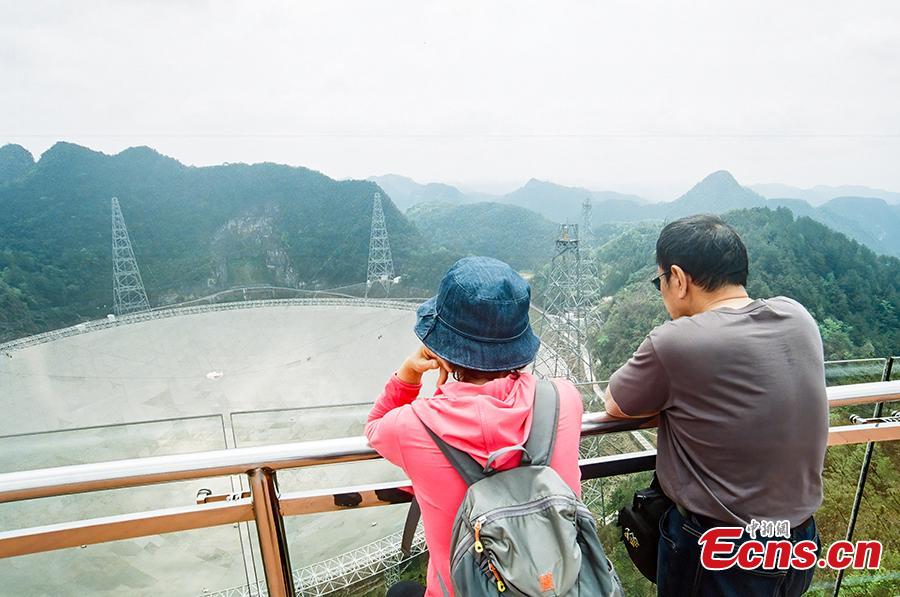 Telescopio chino FAST sorprende a los turistas