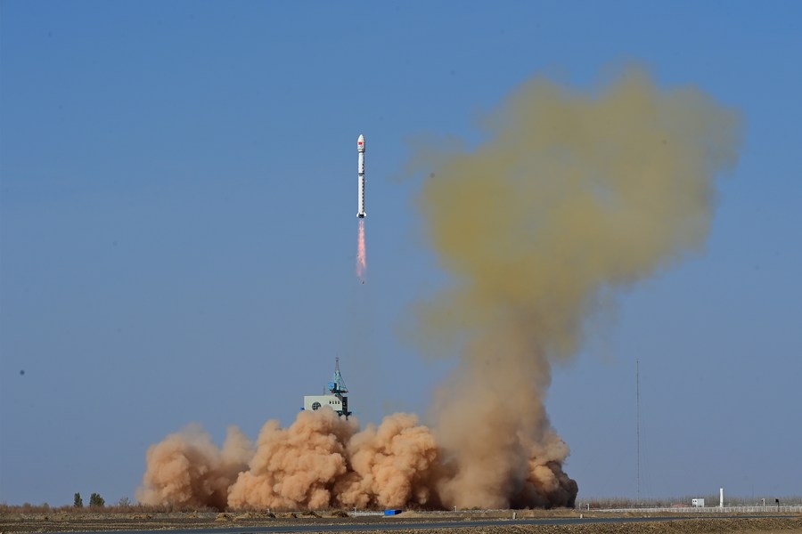 Un cohete portador Gran Marcha-4B que transporta el satélite Fengyun-3 07 despega del Centro de Lanzamiento de Satélites de Jiuquan, en el noroeste de China, el 16 de abril de 2023. (Xinhua/Wang Jiangbo)