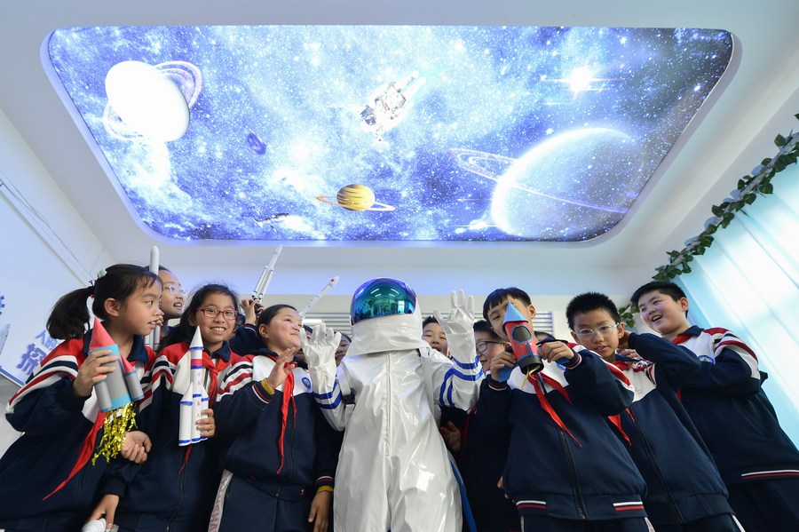 Estudiantes de la escuela primaria Zhuhelu participan en la actividad temática denominada "conocer el conocimiento del espacio, encender el sueño espacial", en el distrito de Hanshan de Handan, provincia de Hebei, en el norte de China, el 24 de abril de 2019. (Xinhua/Wang Hongchao)